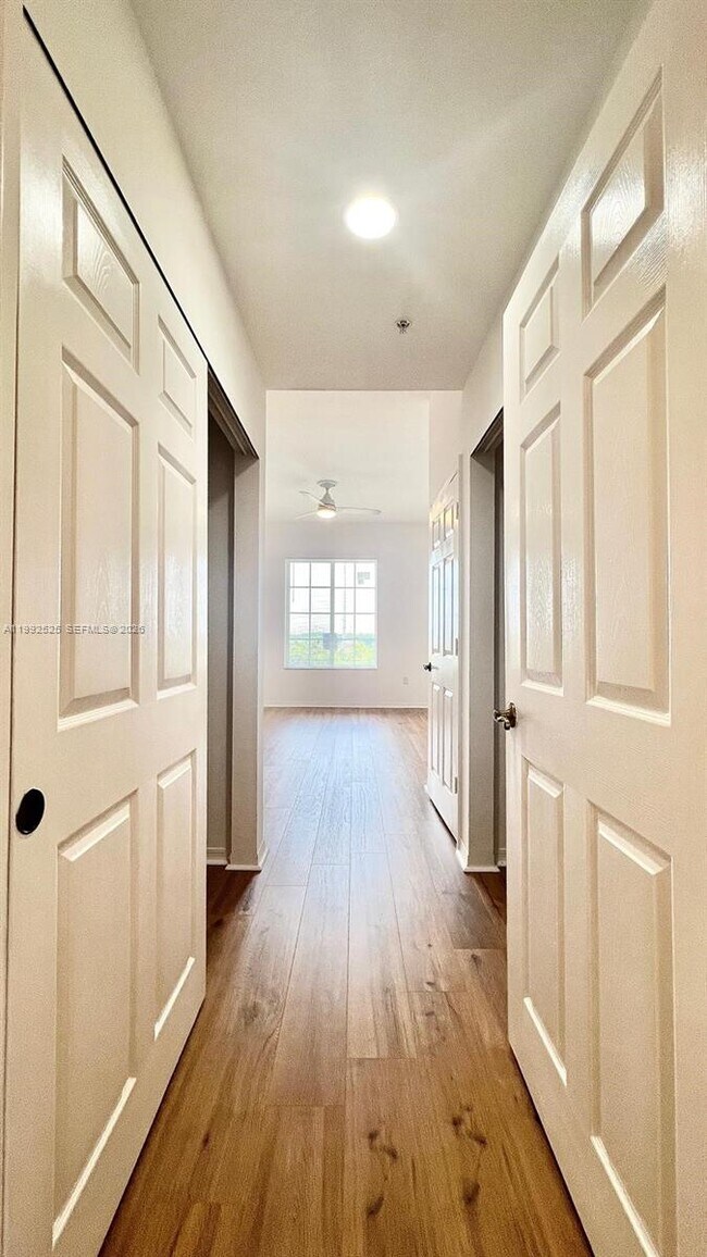 Building Photo - 1203 Town Center Dr