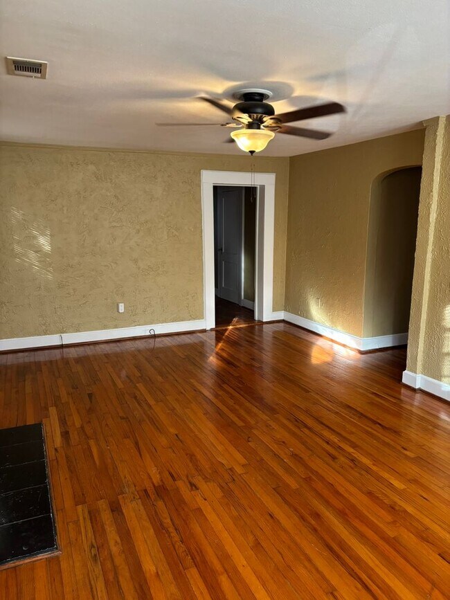 Building Photo - Lakebottom Area!