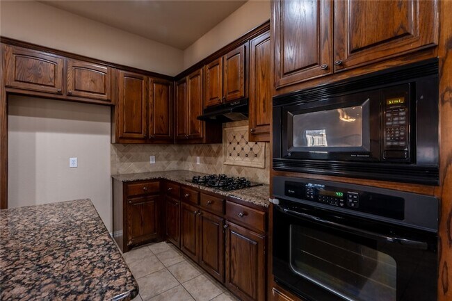 Building Photo - 2505 Vista Oaks Dr