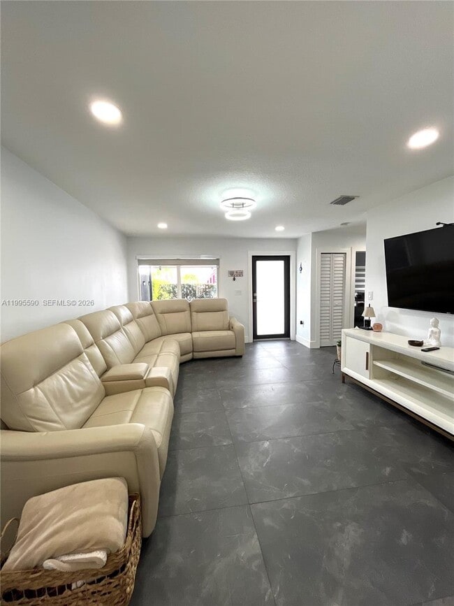 Building Photo - 511 SW 115th Ave