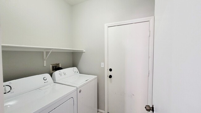 Building Photo - 10028 W Cherokee Ave