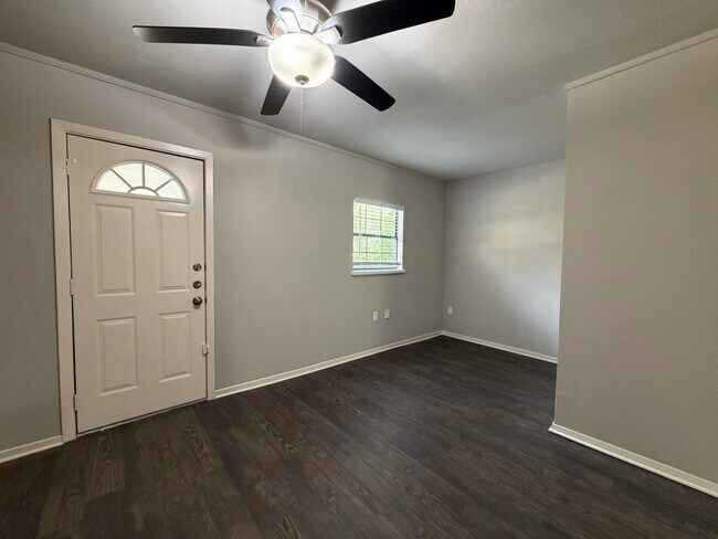 Building Photo - 330 E Coral Way