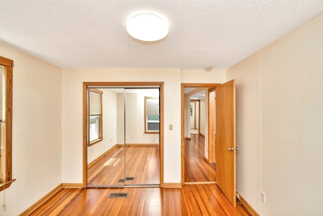 Building Photo - 77 Swan St