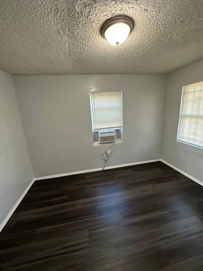 Building Photo - 1528 Mt Herman St