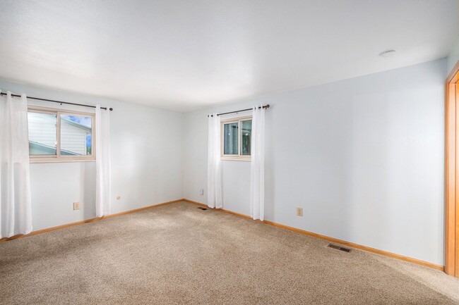 Building Photo - Spacious 5 Bedroom in the Heart of Littleton!