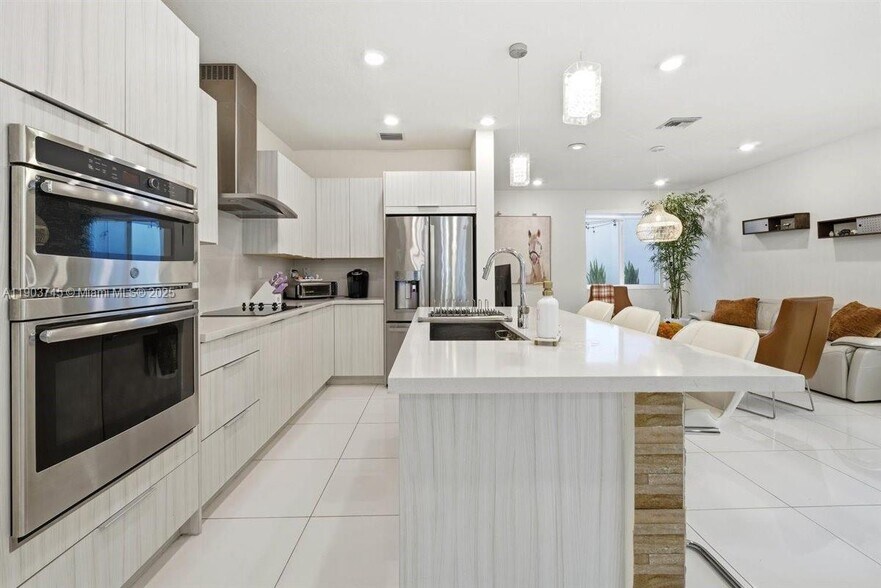 Building Photo - 6611 NW 102nd Path