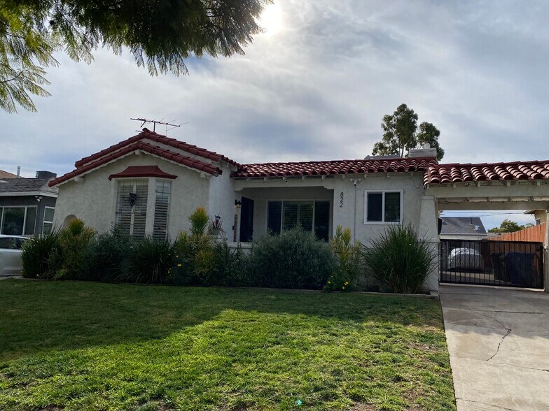 Building Photo - 822 W 110th St