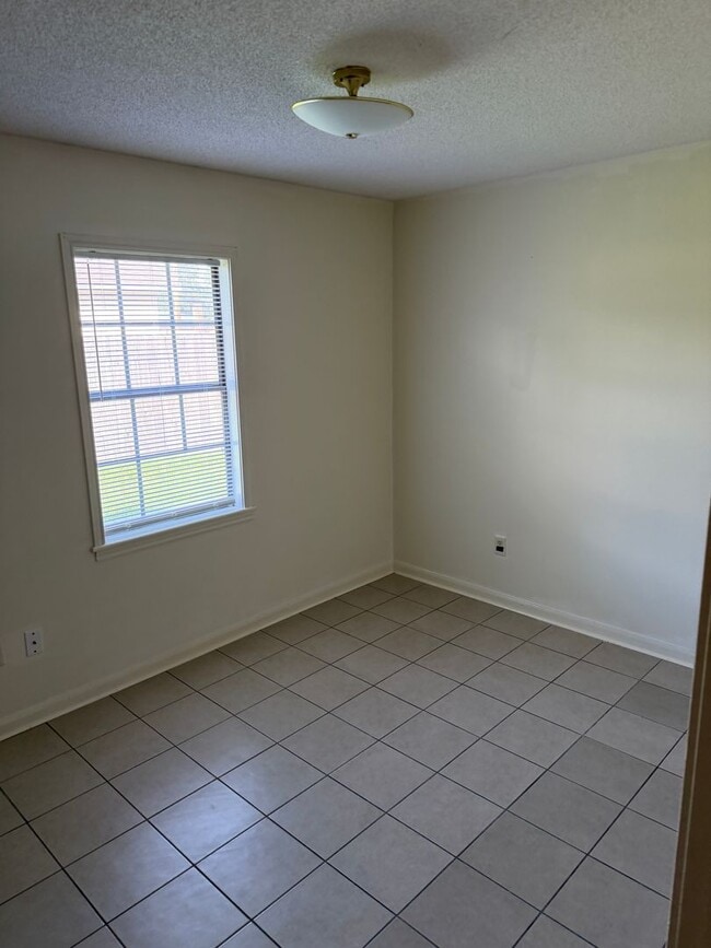 Building Photo - 6009 Quail Ridge