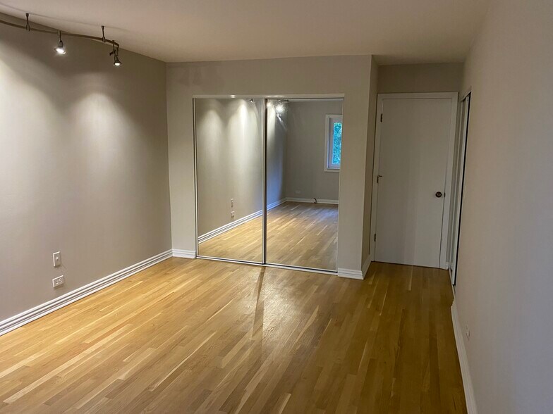 Master Bedroom - 6884 W Touhy Ave
