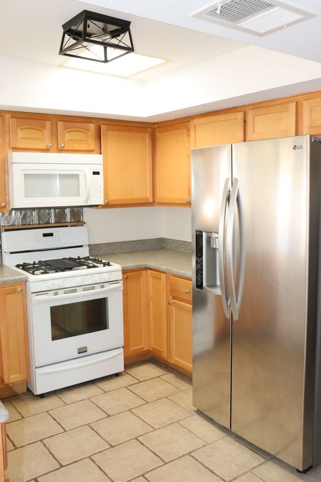 Building Photo - 5 Bedroom, 2 Bathroom