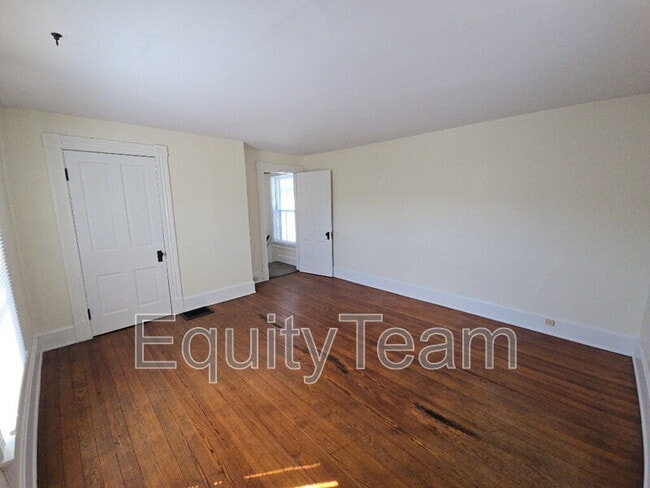 Building Photo - 137 S F St
