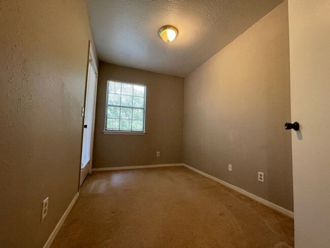 Building Photo - Spacious and bright 2 story condo!