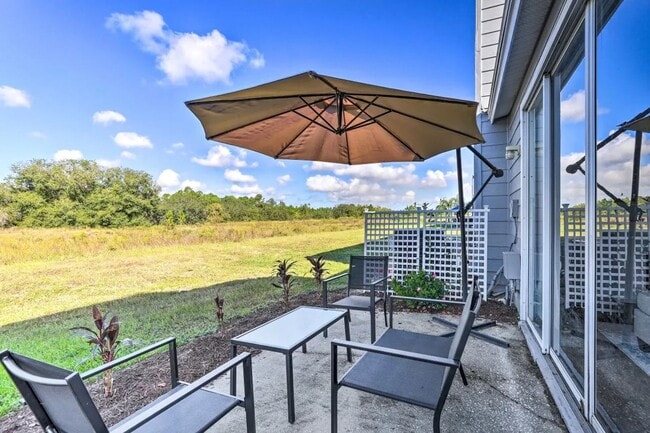 Building Photo - Townhome in Davenport now Available!