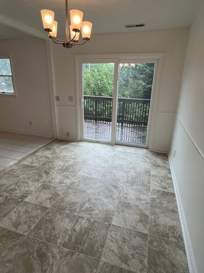 Building Photo - Spacious 3 Level Townhome with New Floorin...