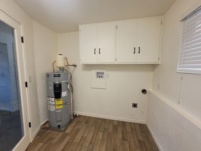 Building Photo - Charming 4 bed 2 bath