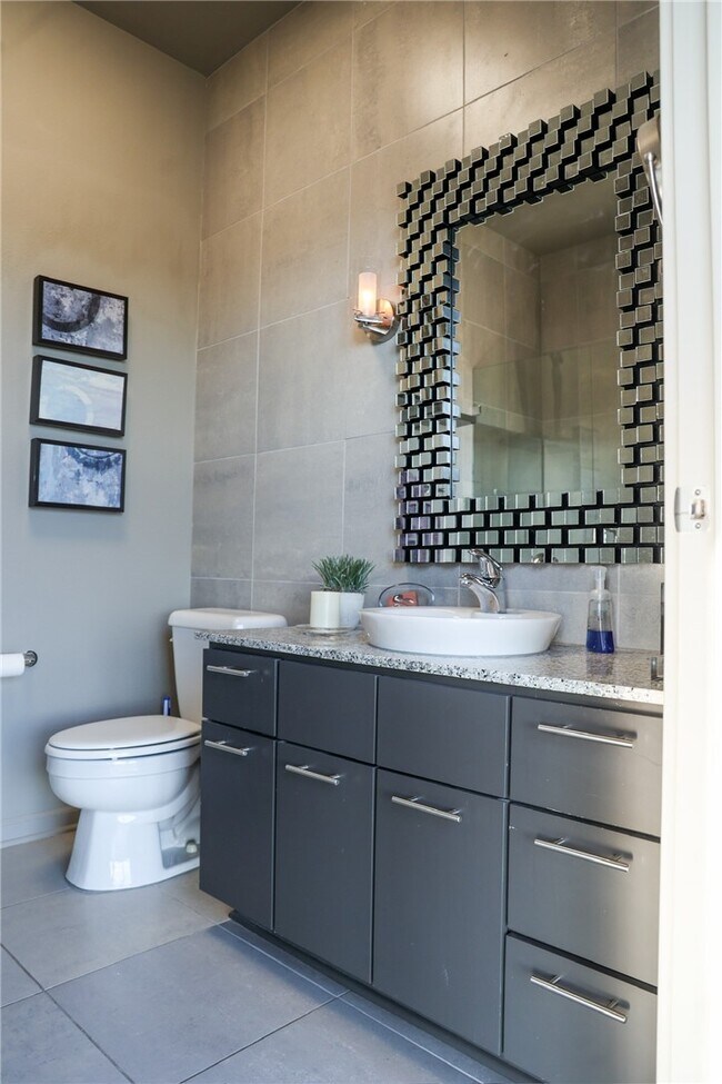 Building Photo - 609 W Dickson St