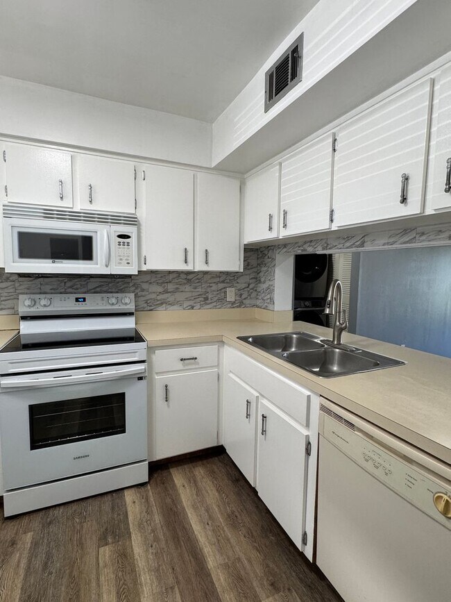 Building Photo - Spacious 2-Bedroom, 2-Bath Condo in Guard-...