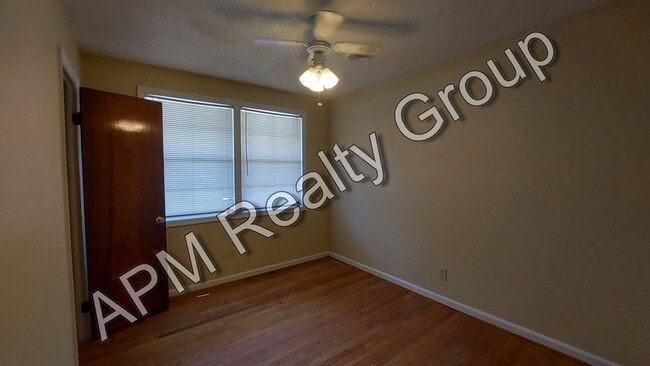 Building Photo - Three bedroom home in Southeast Columbia