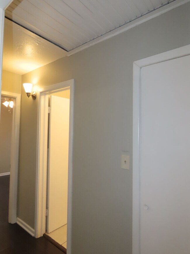 Building Photo - Three bedroom, One Bath Duplex Near Hospit...