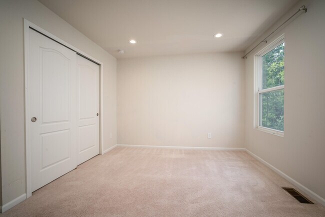 Building Photo - 2825 Dillon Dr