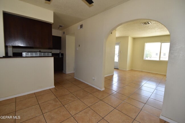 Building Photo - 304 Maricela Dr