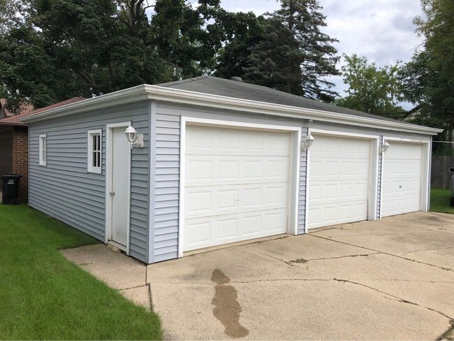 1 garage space included - 507 E Circle St