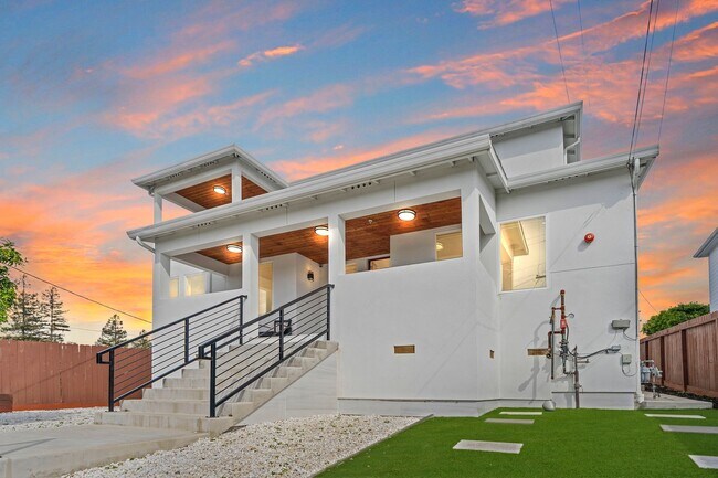 Building Photo - Stunning 4/3 in the Oakland Hills