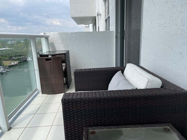 Building Photo - 10000 W Bay Harbor Dr