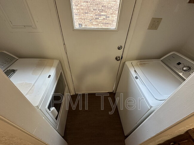 Building Photo - 2809 W Shaw St