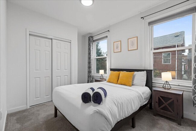 Building Photo - Renovated 3-bed, 2.5-bath house in Heart o...