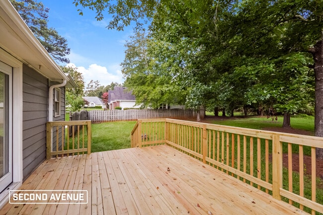 Building Photo - 4830 Thornwood Dr