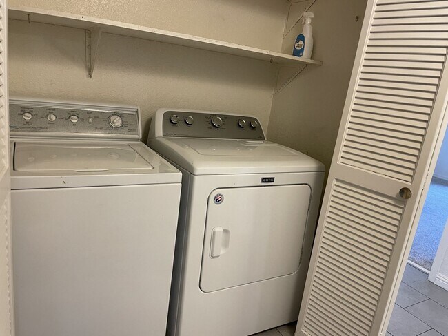 Building Photo - 2 Bedroom View Condo of Truckee River!