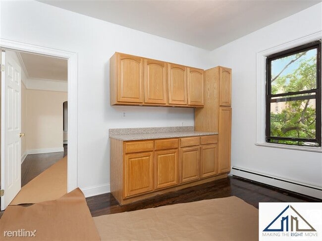 Building Photo - 155 E 206th St