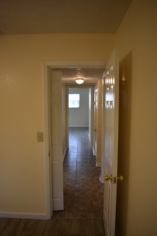 Building Photo - 2526 Red Robin Dr W