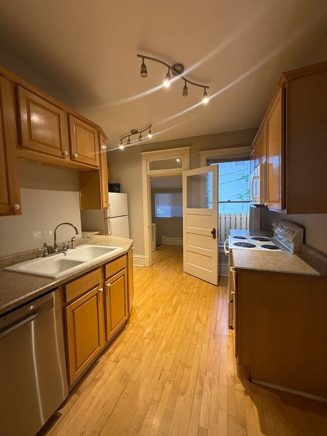 Building Photo - Gorgeously Classic 2 Bed/1 Bath in Whittier/City Park! AVAILABLE NOW!
