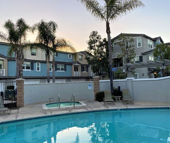 Building Photo - Gorgeous 3 bed 3 1/2 bath Townhome with be...