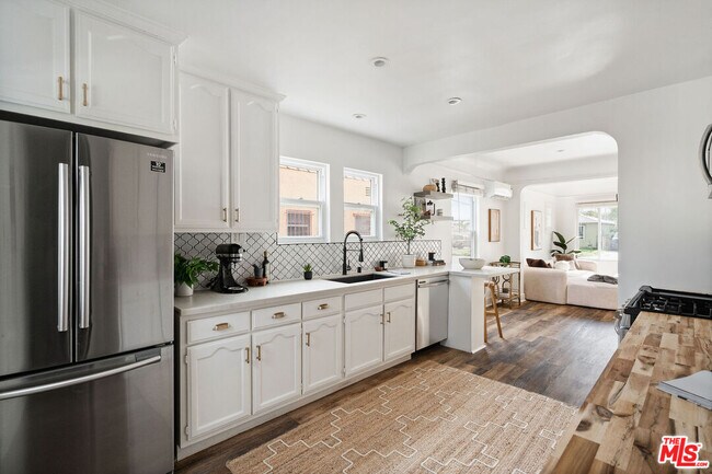 Building Photo - 607 W 111th Pl