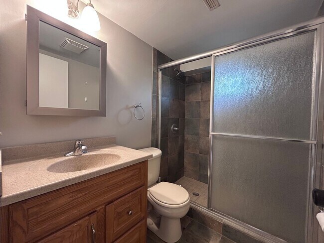 Building Photo - 4 Bed 2 Bath