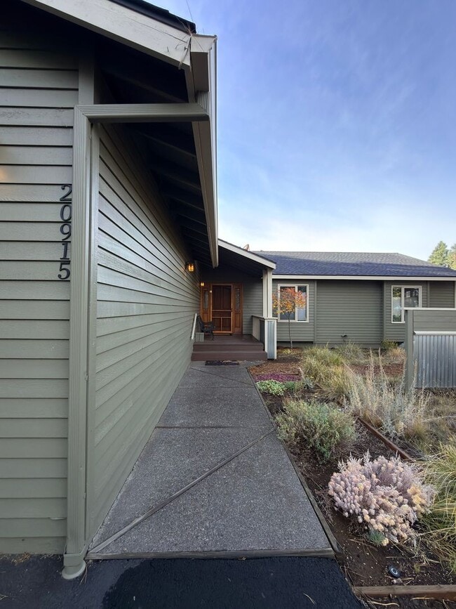 Building Photo - SEASONAL FURNISHED SHORT TERM RENTAL Offering Great Vibe! ALL UTILITIES PAID BY THE SELLER...