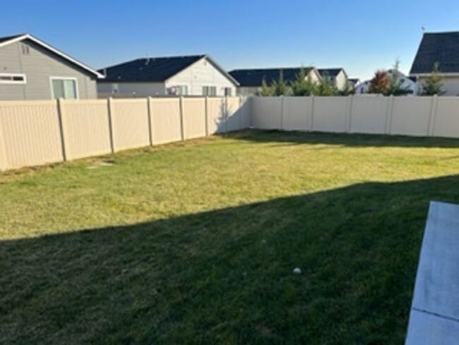 Building Photo - Great 4 bed 2.5 bath home with 2600 sq ft!  Kuna Home with lots of room just off N Ten Mile Rd an...