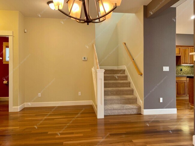 Building Photo - 3BR - 2.5 BA Charming Greenway Home in Lar...