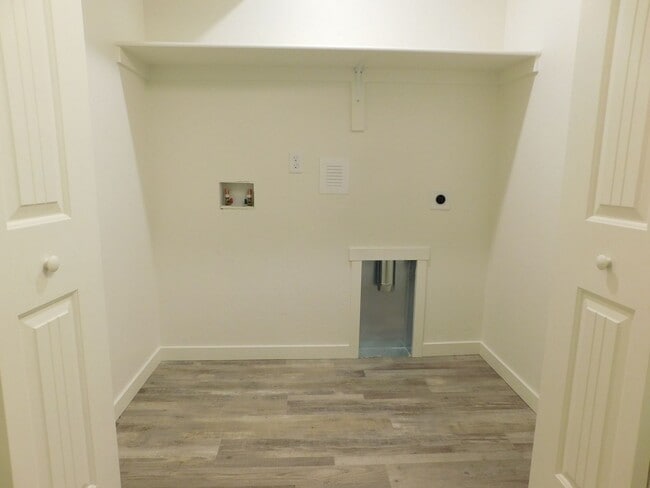 Building Photo - Newer Construction close to Community Hospital