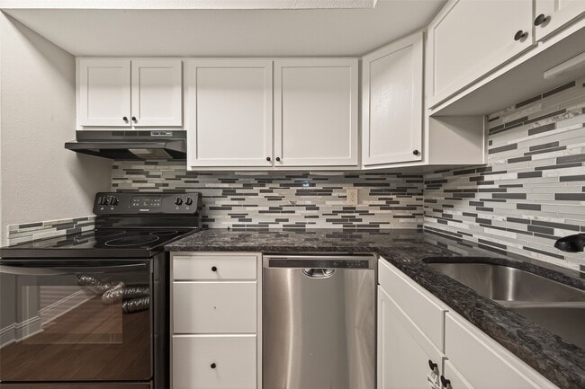 Building Photo - 754 Memorial Mews St