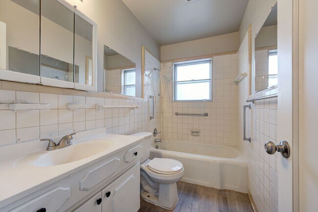 Building Photo - Newly remodeled Duplex in Midwest City