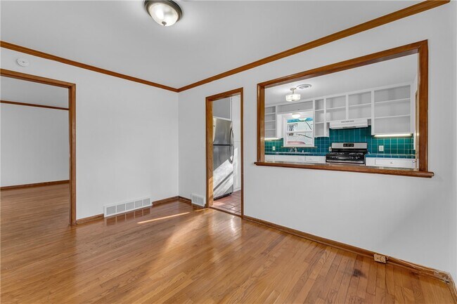 Building Photo - 515 W Holly St