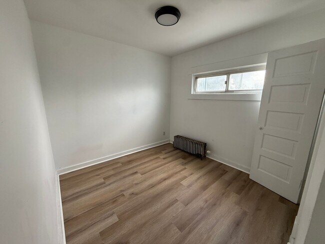 Building Photo - 1 bedroom, 1 bathroom Apartment! JULY 2026!