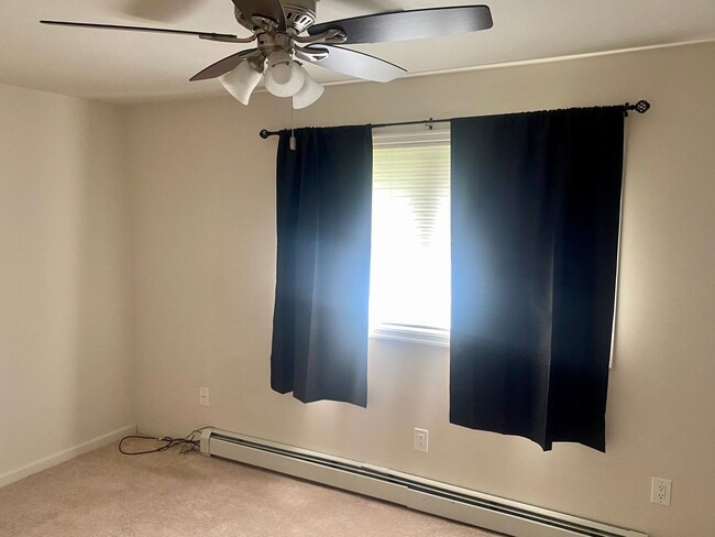 Building Photo - 3 Bedroom/2 Full Bath Ranch Near Air Produ...