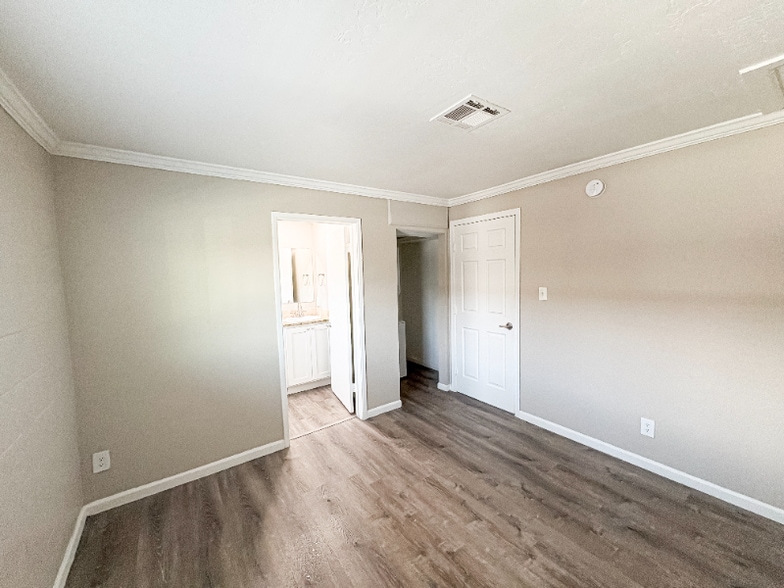 Building Photo - 1110 E Highland Ave