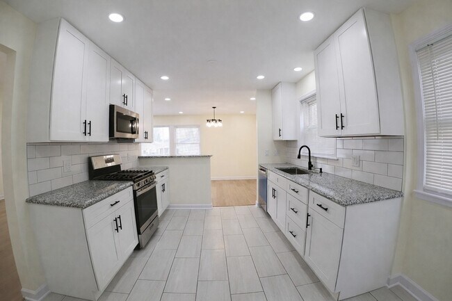 Building Photo - 8017 W Churchill Ave