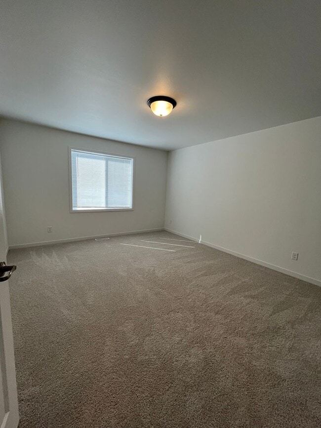 Building Photo - 3 Bed 3 Bath Townhome